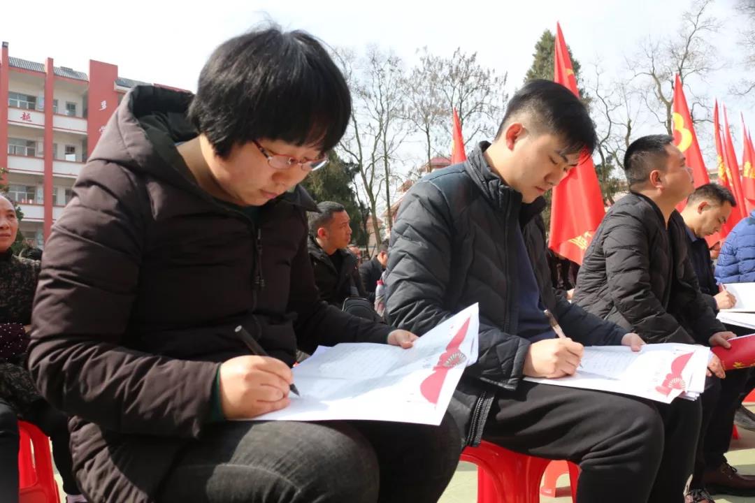 要闻胡定钦出席盘信镇决战决胜脱贫攻坚誓师大会