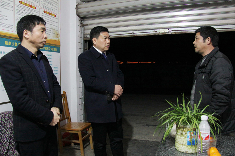 聚焦脱贫攻坚胡定钦深夜到盘信镇暗访脱贫攻坚工作