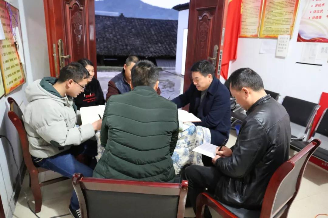 聚焦脱贫攻坚胡定钦深入盘信镇暗访脱贫攻坚工作