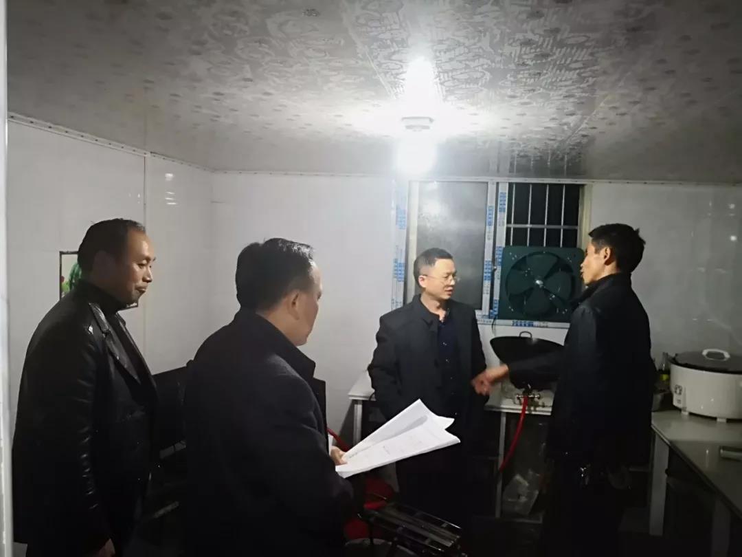 聚焦脱贫攻坚夜访