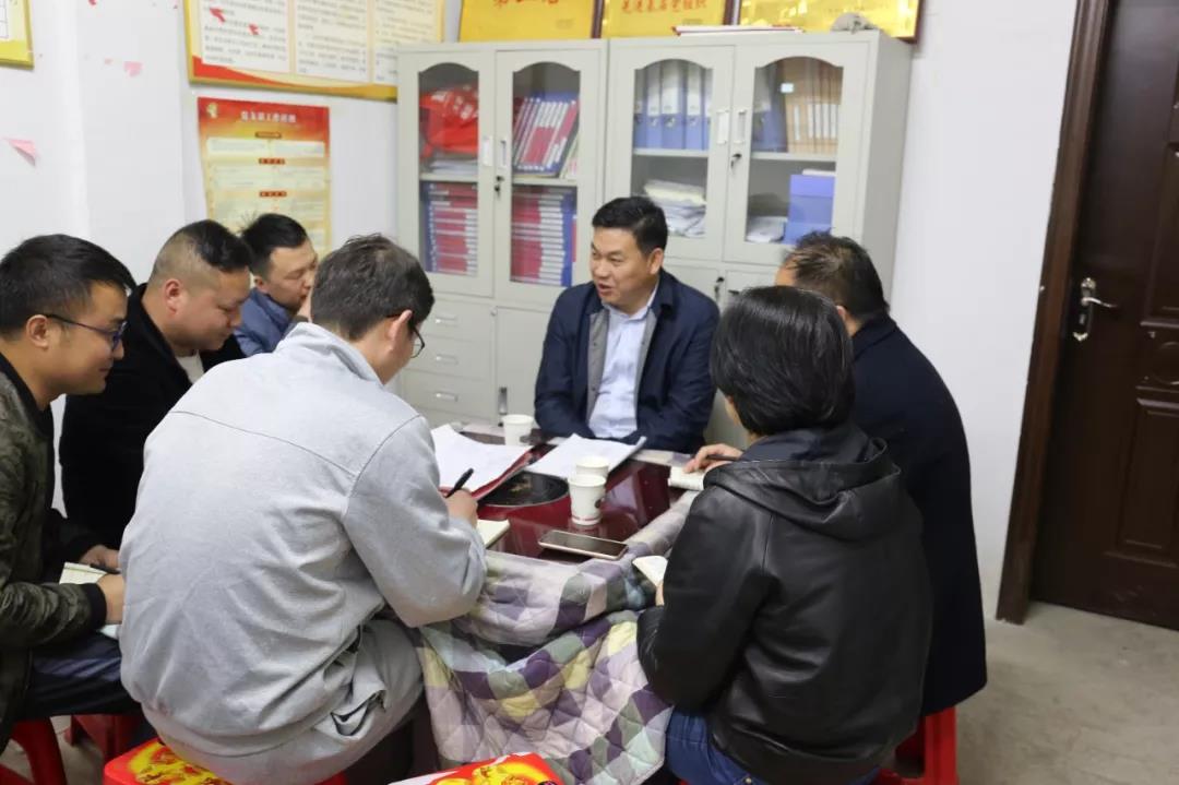 聚焦脱贫攻坚夜访