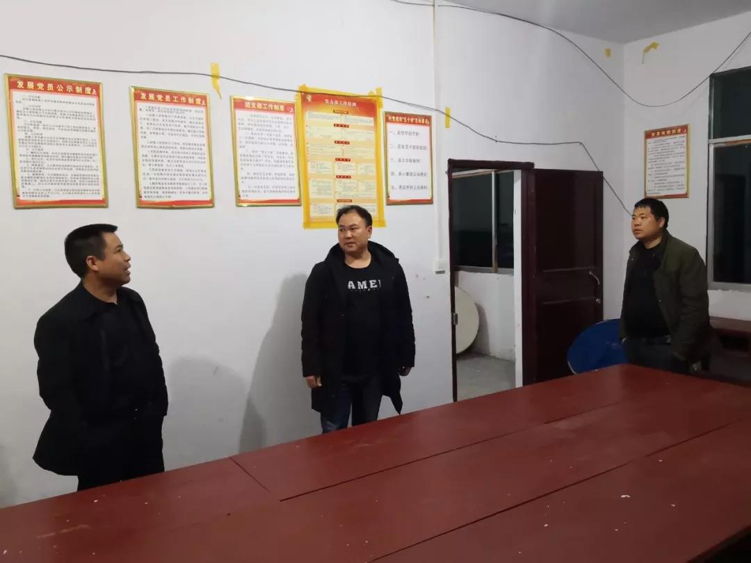 聚焦脱贫攻坚夜访