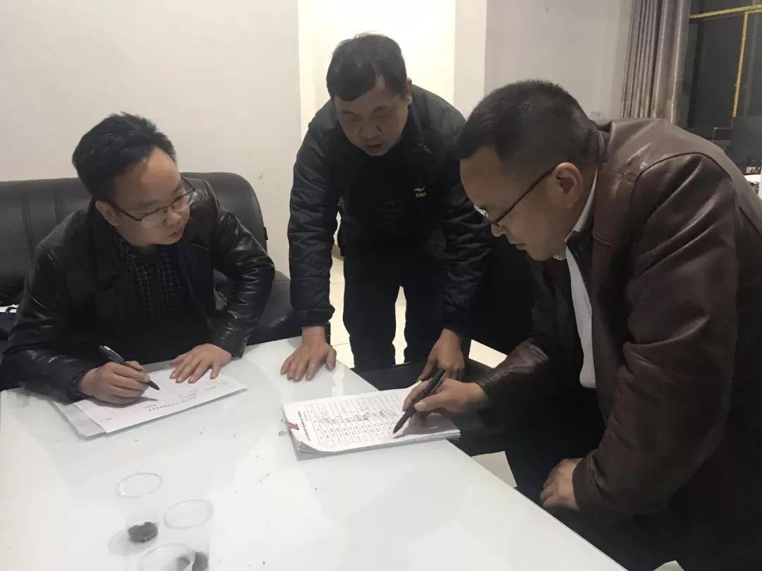 聚焦脱贫攻坚夜访