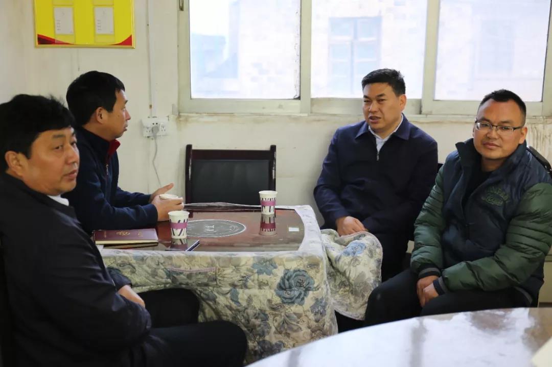 聚焦脱贫攻坚胡定钦到盘信镇督查脱贫攻坚工作