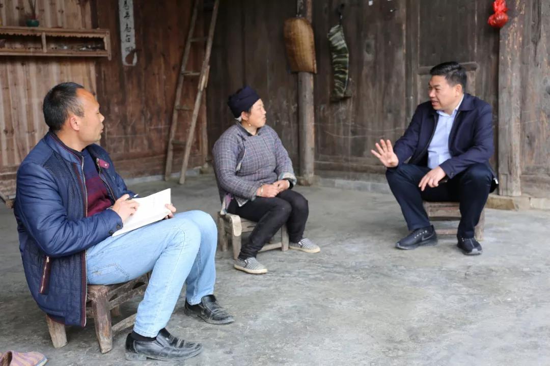 聚焦脱贫攻坚胡定钦到盘信镇督查脱贫攻坚及扫黑除恶专项斗争工作