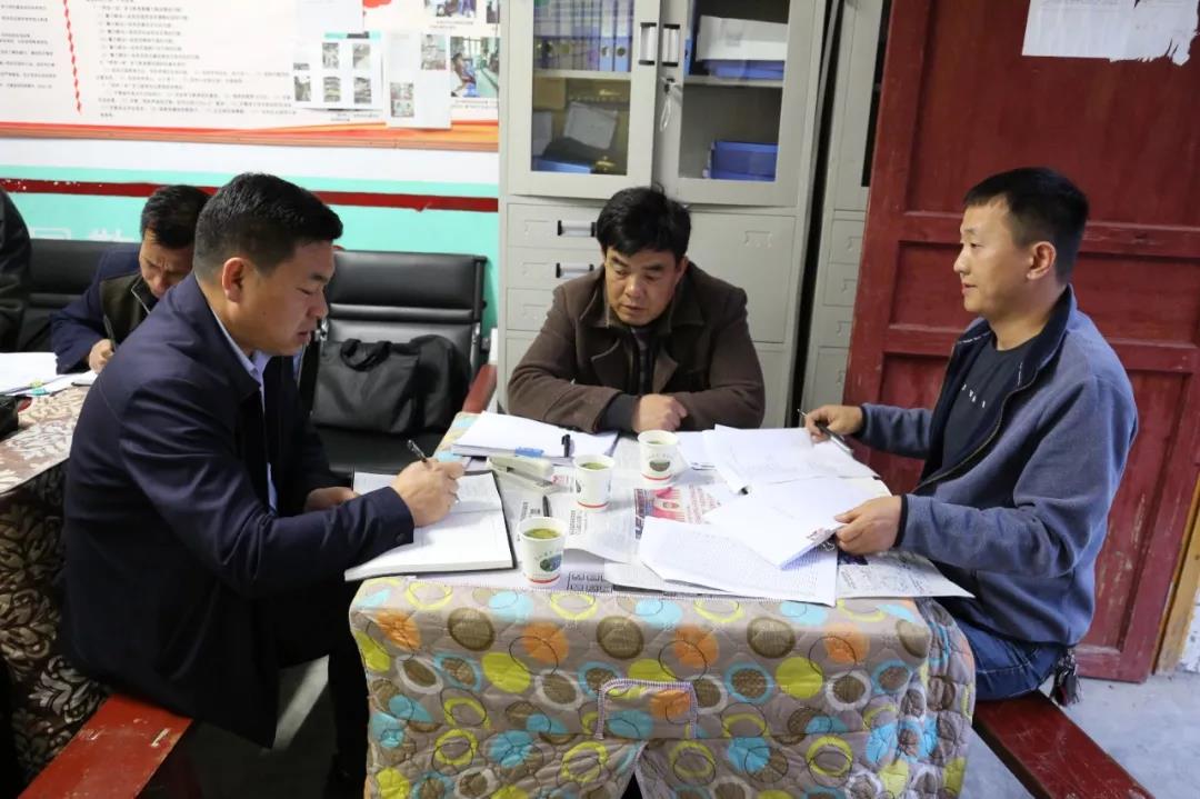聚焦脱贫攻坚胡定钦到盘信镇督查脱贫攻坚及扫黑除恶专项斗争工作