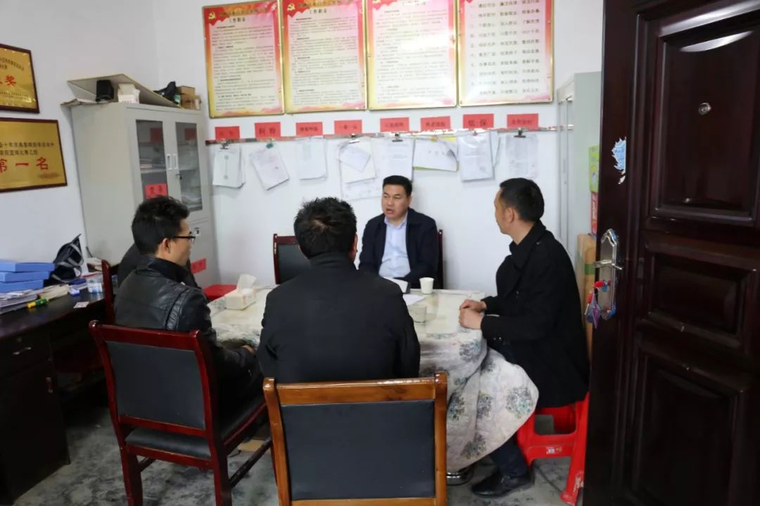 聚焦脱贫攻坚胡定钦到盘信镇督查脱贫攻坚及扫黑除恶专项斗争工作