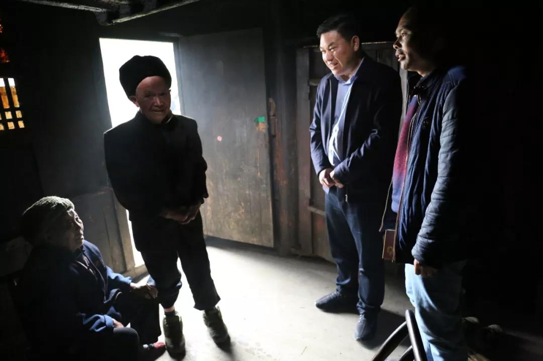 聚焦脱贫攻坚胡定钦到盘信镇督查脱贫攻坚及扫黑除恶专项斗争工作