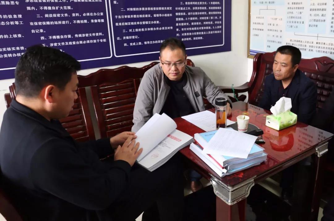 聚焦脱贫攻坚胡定钦到盘信镇督查脱贫攻坚和扫黑除恶专项斗争工作