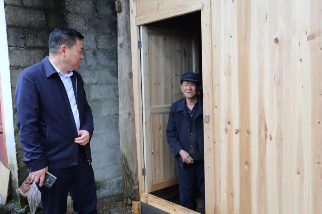 聚焦脱贫攻坚胡定钦到盘信镇长兴堡镇督导脱贫攻坚工作