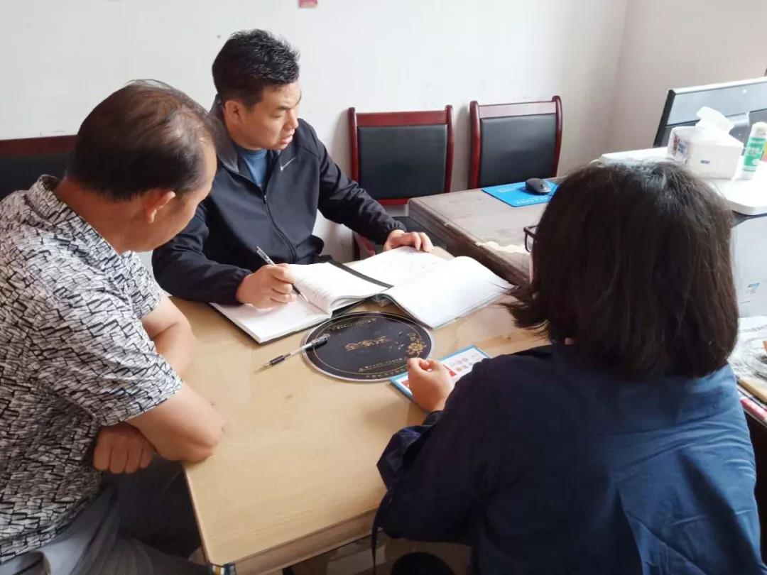 聚焦脱贫攻坚胡定钦到盘信镇督导脱贫攻坚“补短板”工作