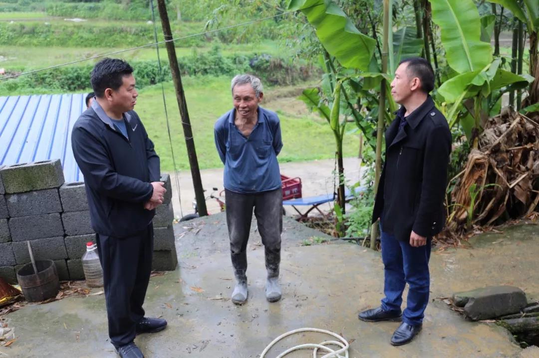 聚焦脱贫攻坚胡定钦到盘信镇督导脱贫攻坚“补短板”工作