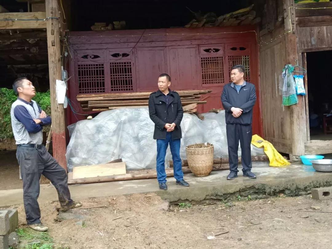 聚焦脱贫攻坚胡定钦到盘信镇督导脱贫攻坚“补短板”工作