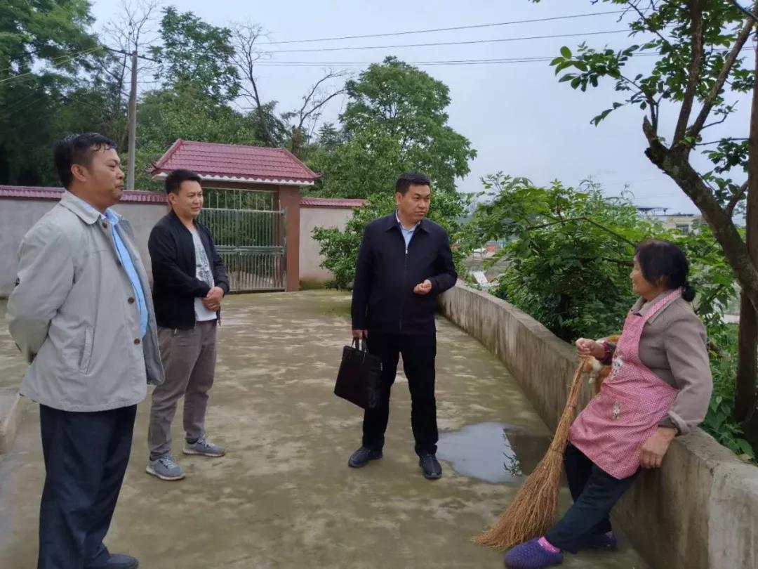 聚焦脱贫攻坚胡定钦到盘信镇蹲点督导脱贫攻坚“大整改大蜕变”工作