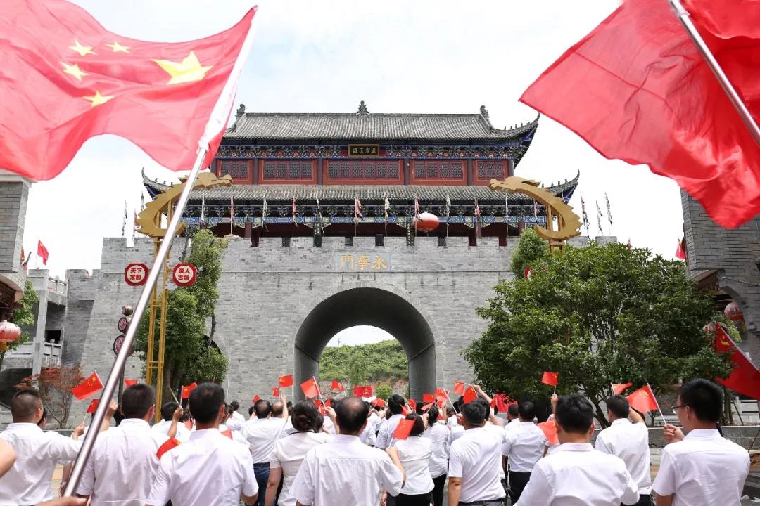 一份最深情的告白丨松桃纪委监委拍摄快闪我和我的祖国