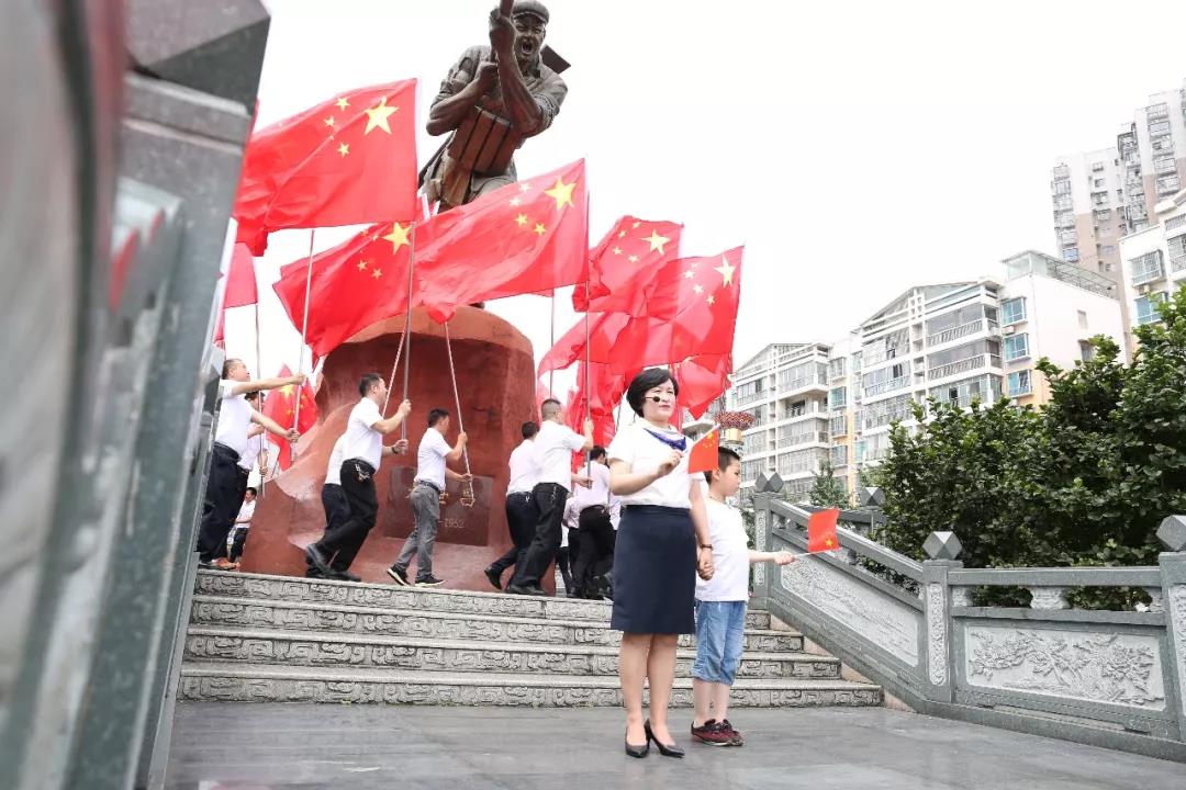 一份最深情的告白丨松桃纪委监委拍摄快闪我和我的祖国
