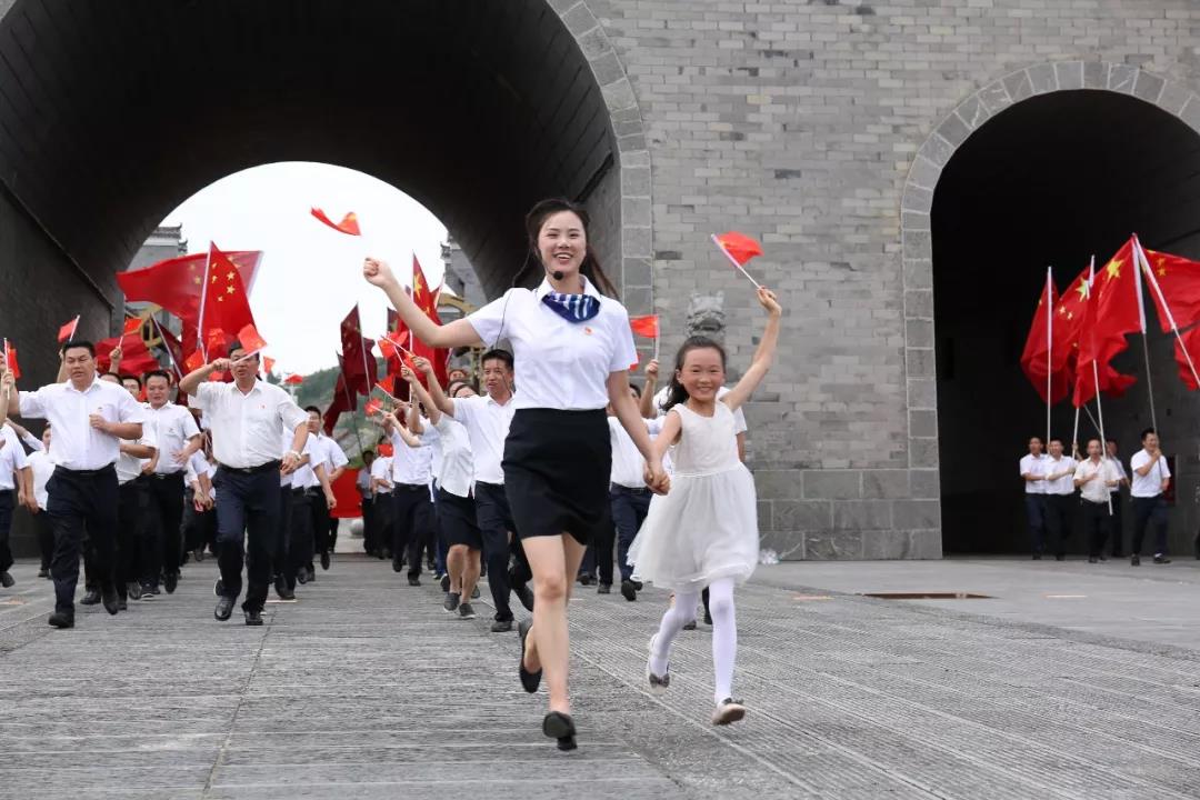 一份最深情的告白丨松桃纪委监委拍摄快闪我和我的祖国