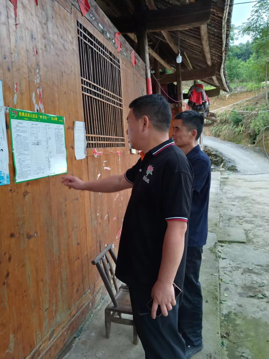 聚焦脱贫攻坚胡定钦一行到盘信镇督导脱贫攻坚“补短板”工作