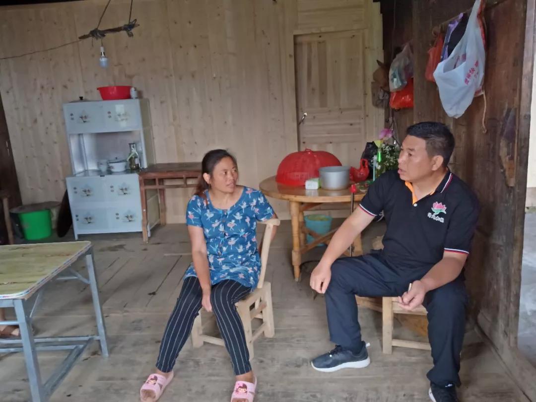 聚焦脱贫攻坚胡定钦一行到盘信镇督导脱贫攻坚“补短板”工作