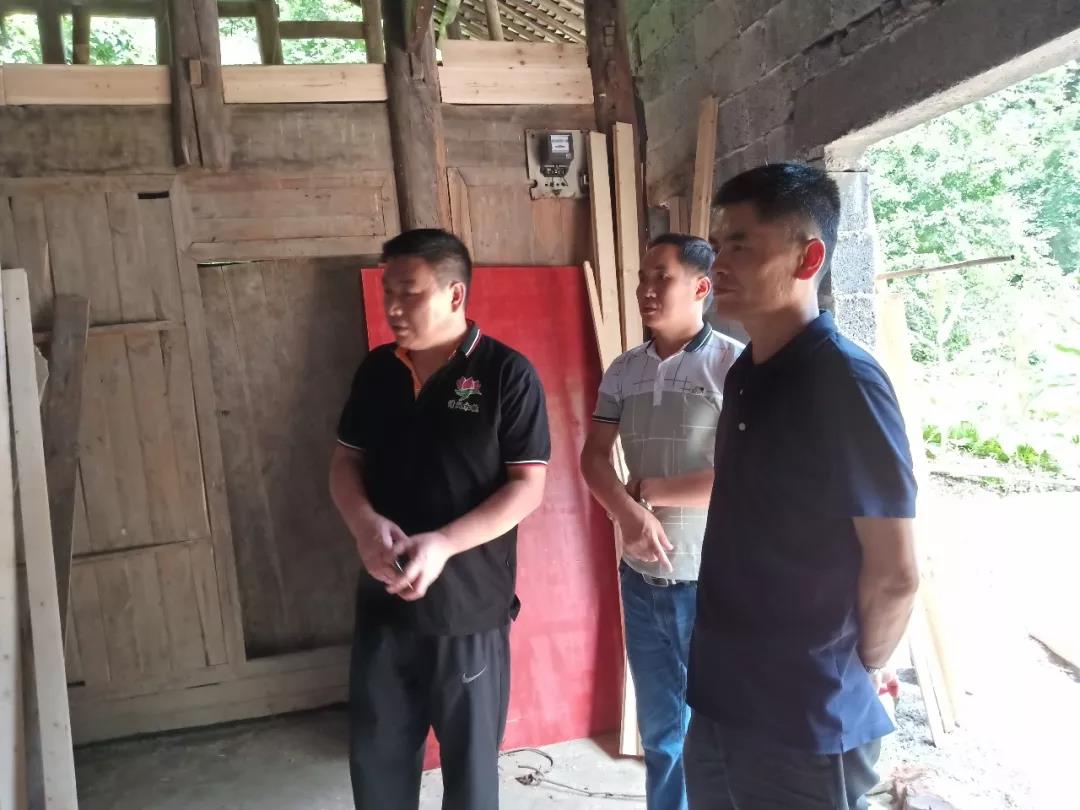 聚焦脱贫攻坚胡定钦一行到盘信镇督导脱贫攻坚“补短板”工作