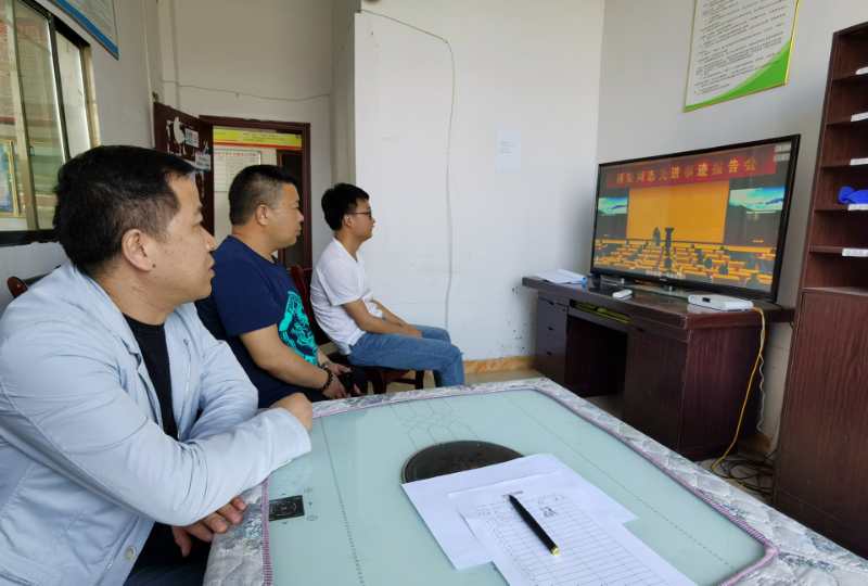 松桃组织收看收听杨荣同志先进事迹报告会