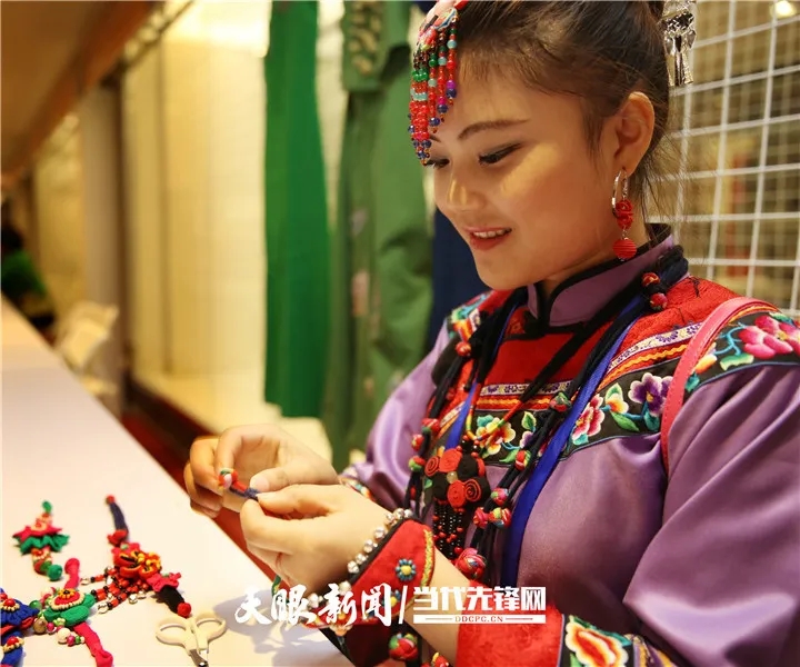 走上“代表通道”，石丽平讲述家乡决战贫困的故事