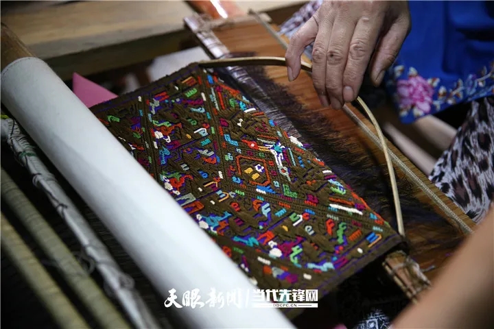 走上“代表通道”，石丽平讲述家乡决战贫困的故事