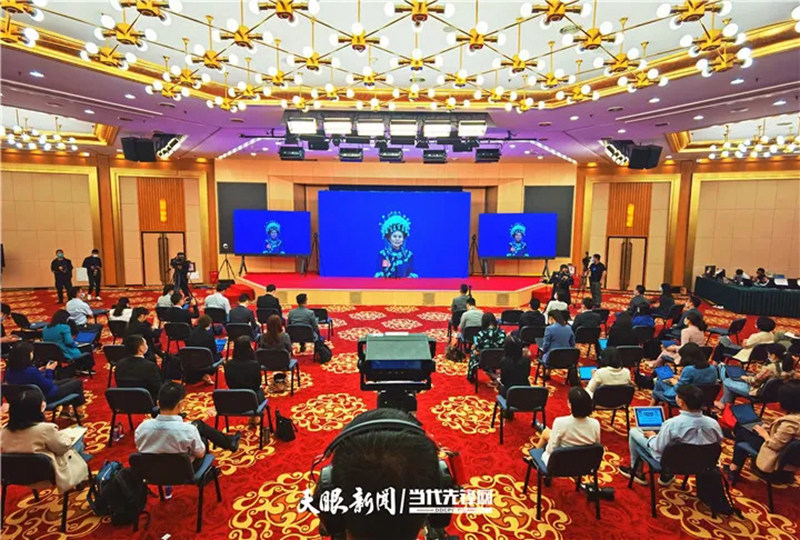 走上“代表通道”，石丽平讲述家乡决战贫困的故事