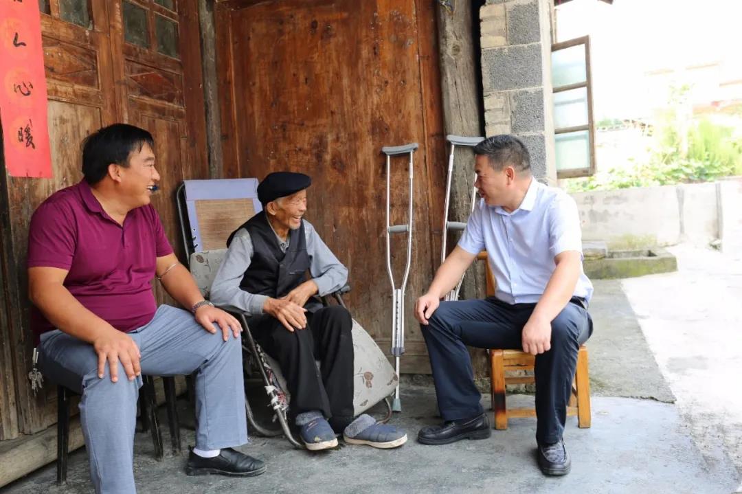 胡定钦到盘石镇走访慰问退休教师