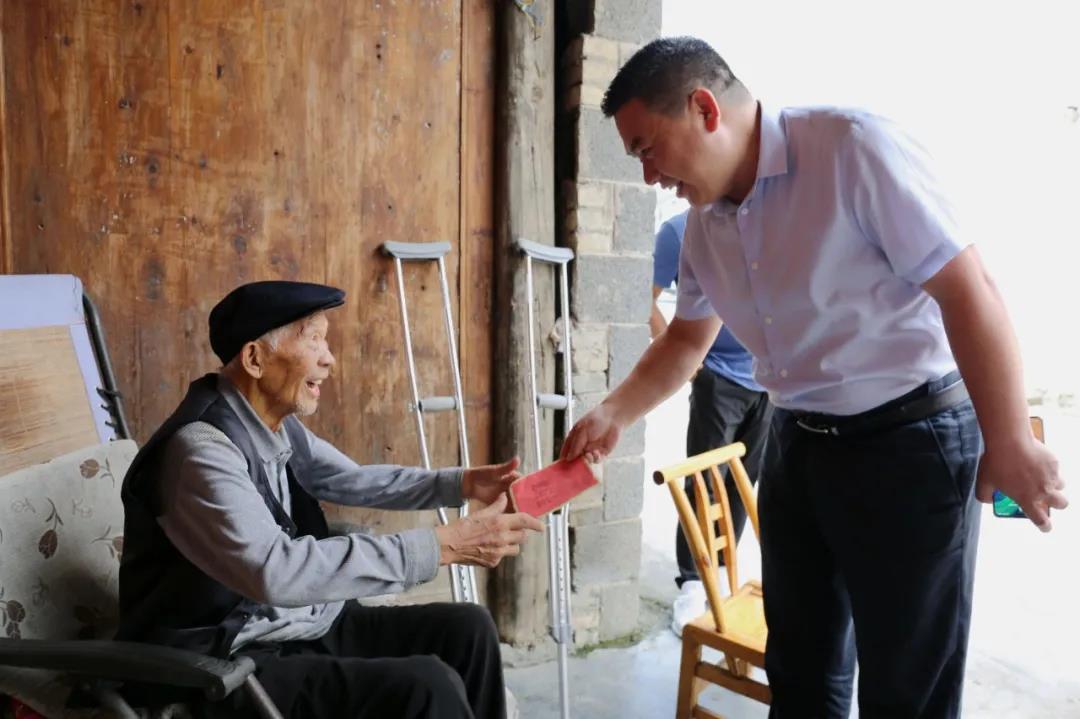 胡定钦到盘石镇走访慰问退休教师