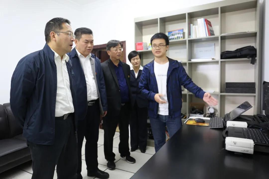 钟汰甬到松桃调研