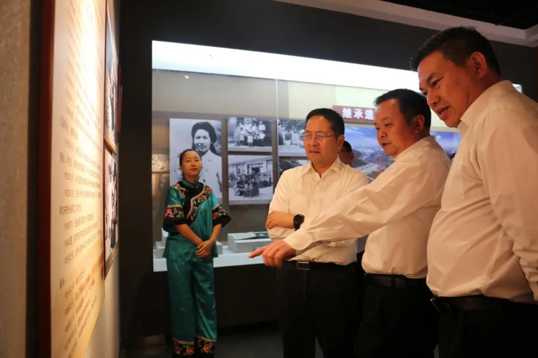 钟汰甬到松桃调研