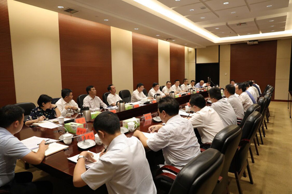 夏红民以迅速有力行动贯彻落实省委十二届五次全会精神 努力走出一条产业扶贫新路子