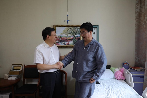 夏红民走访慰问困难党员