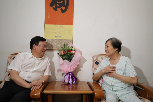 夏红民走访慰问困难党员