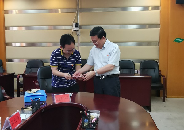 夏红民以普通党员身份参加所在党支部主题党日活动时强调再加力 再加压 推动主题教育取得更加明显的成效