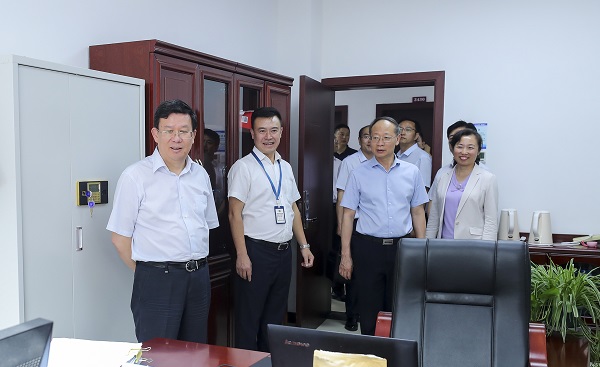 夏红民在安顺和六盘水调研时强调一体推进不敢腐不能腐不想腐 为决战决胜脱贫攻坚提供坚强保障