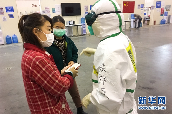 在武汉，习近平总书记向他们表示崇高敬意