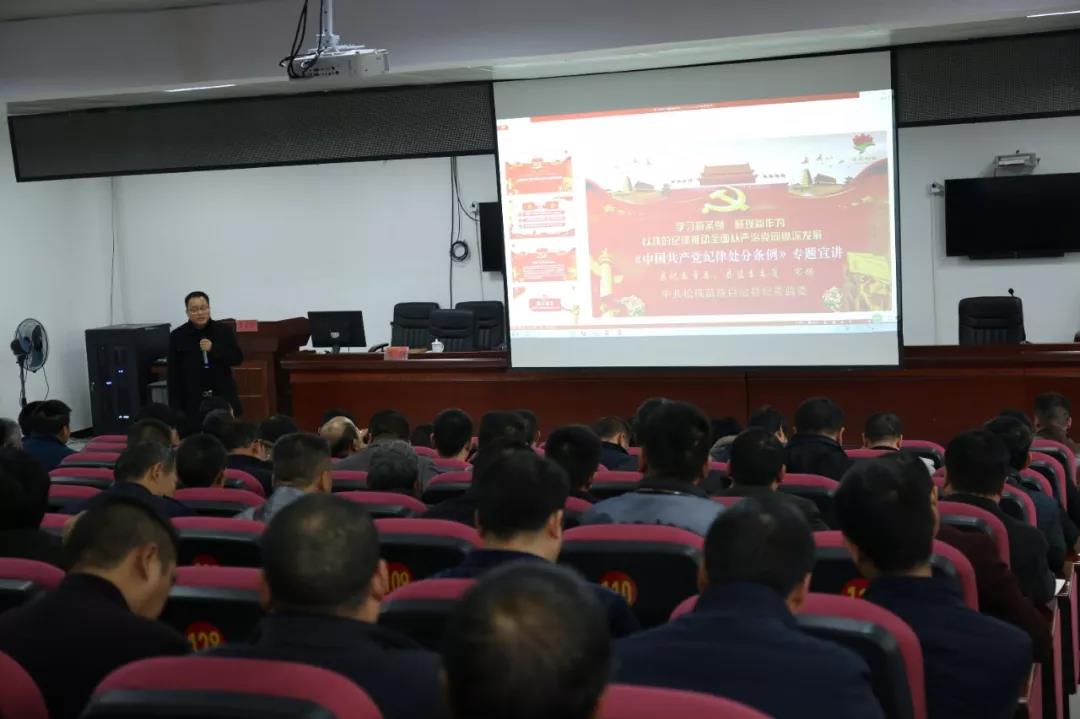 松桃县纪委常委、县监委委员变身“课堂教师”，深入校园作新条例专题宣讲