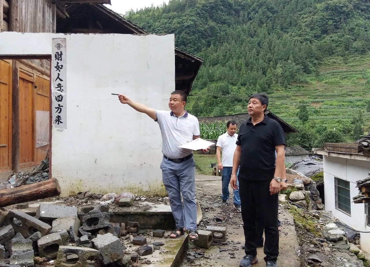 镜头 || 松桃纪委监委开展脱贫攻坚专项监督检查