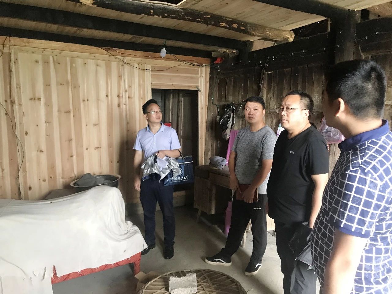 镜头 || 松桃纪委监委开展脱贫攻坚专项监督检查