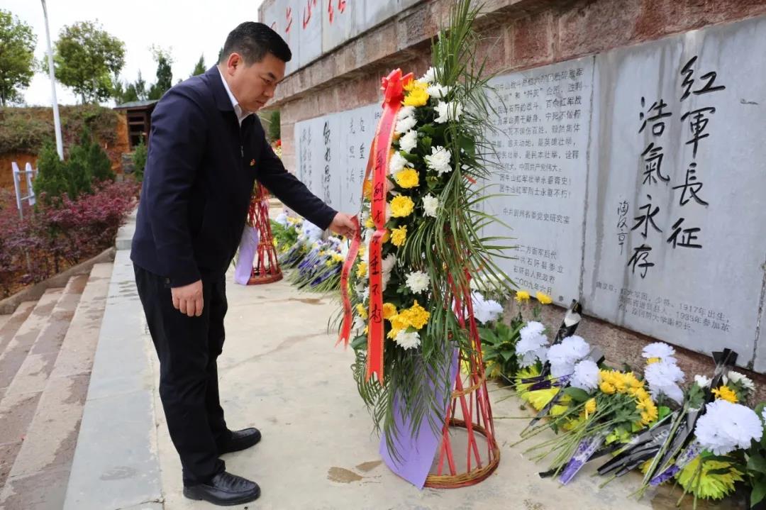 松桃纪委监委到困牛山战斗遗址开展党史学习教育