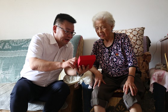 松桃纪检监察系统全体党员重温入党誓词