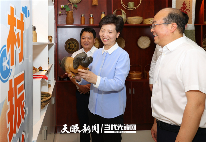 谌贻琴在黔东南州调研