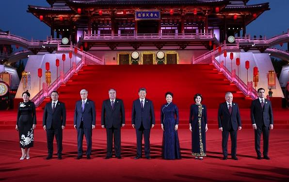 习近平和彭丽媛为出席中国－中亚峰会的中亚国家元首夫妇举行欢迎仪式和欢迎宴会并